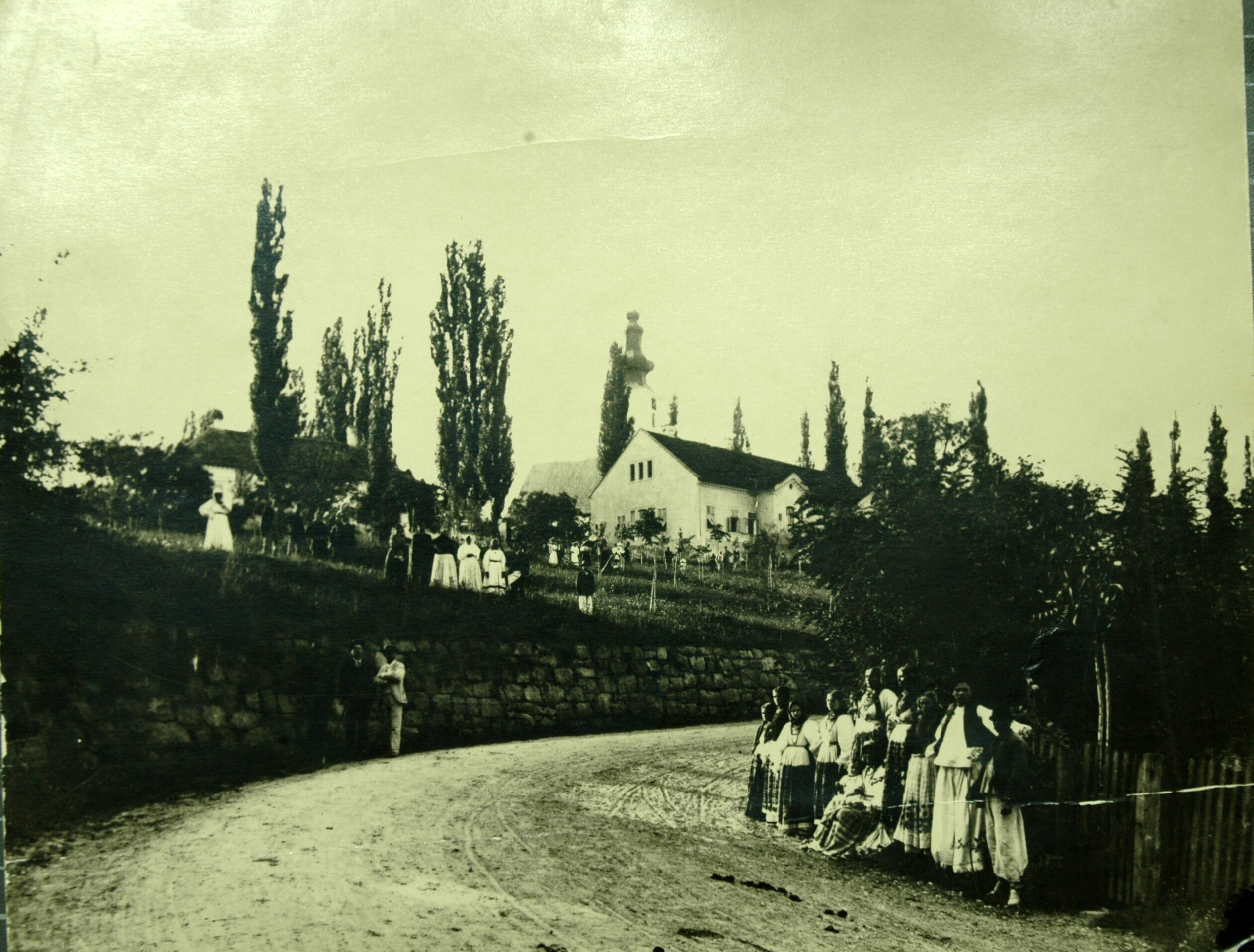 Dragutin Inchiostri, Križ - Prilaz crkvi Uzvišenja sv. Križa s narodom