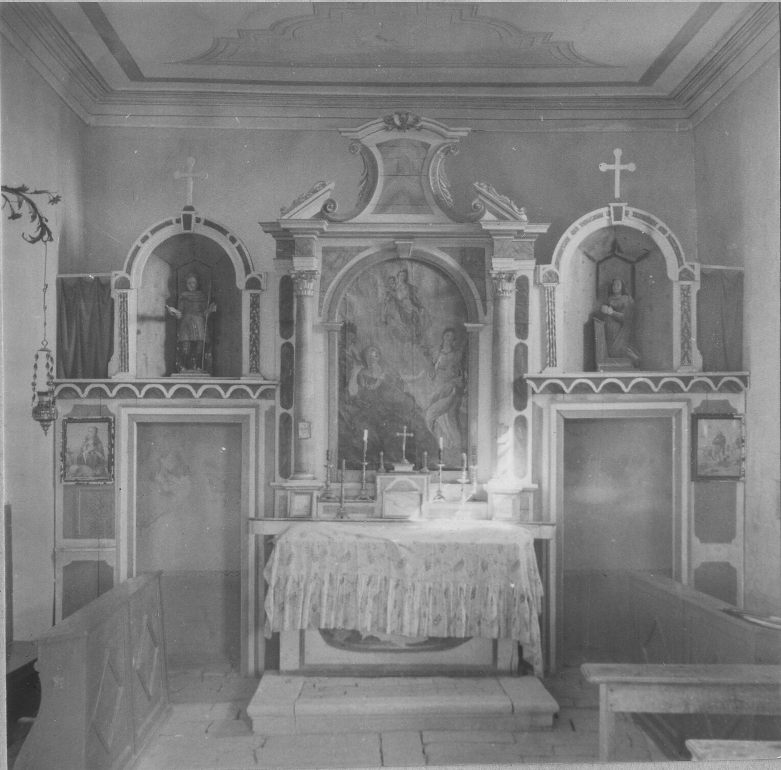 Branko Fučić, Brič (Buje), unutrašnjost kapele s drvenim oltarom iz 19. stoljeća, pala i plastika iz 18. stoljeća