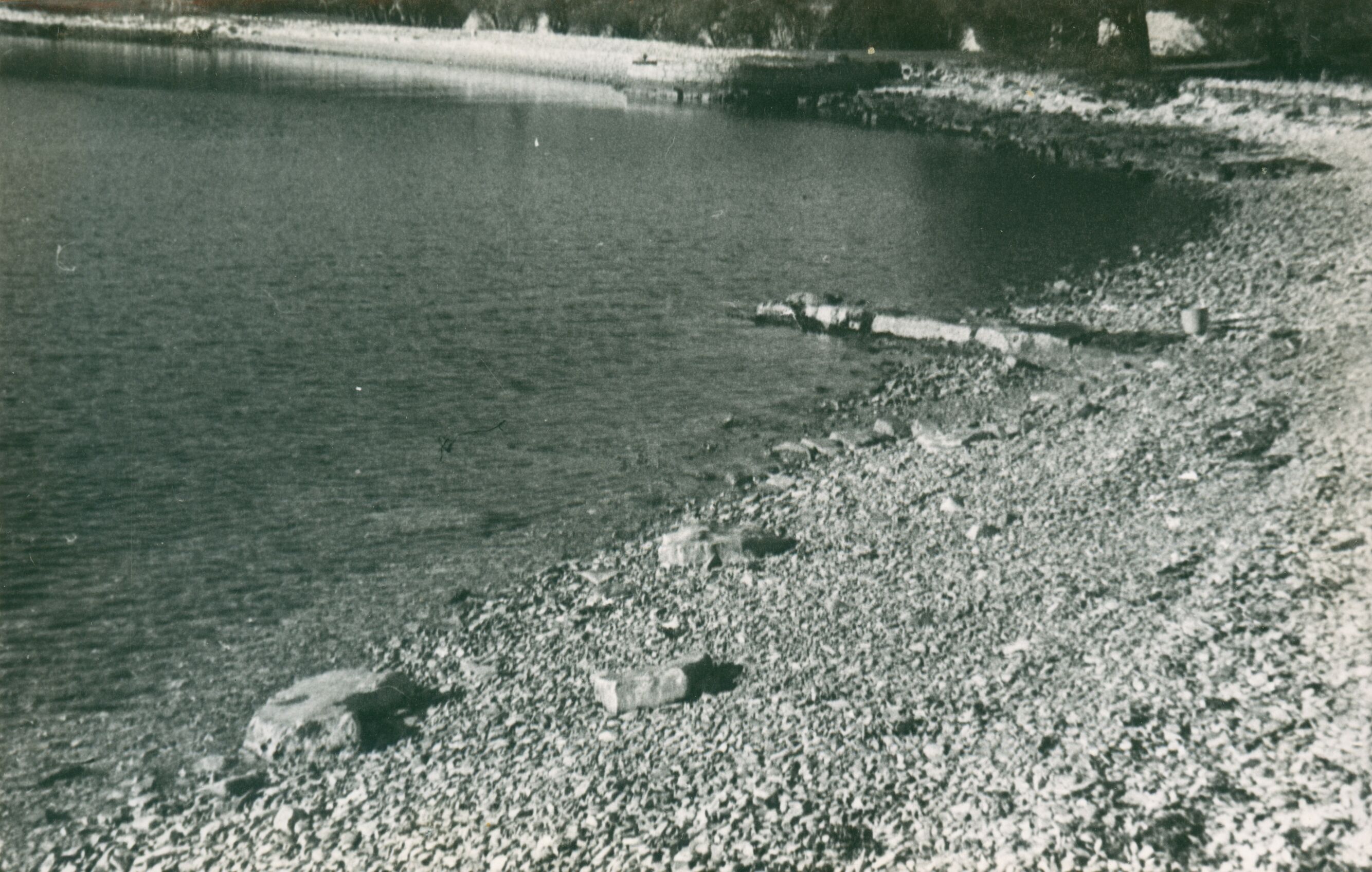 Branko Fučić, Sveti Andrija (Rovinj), preostaci ruševina rimske ili ranosrednjovjekovne zgrade u uvali Val Maschin; veći dio pod morskom razinom