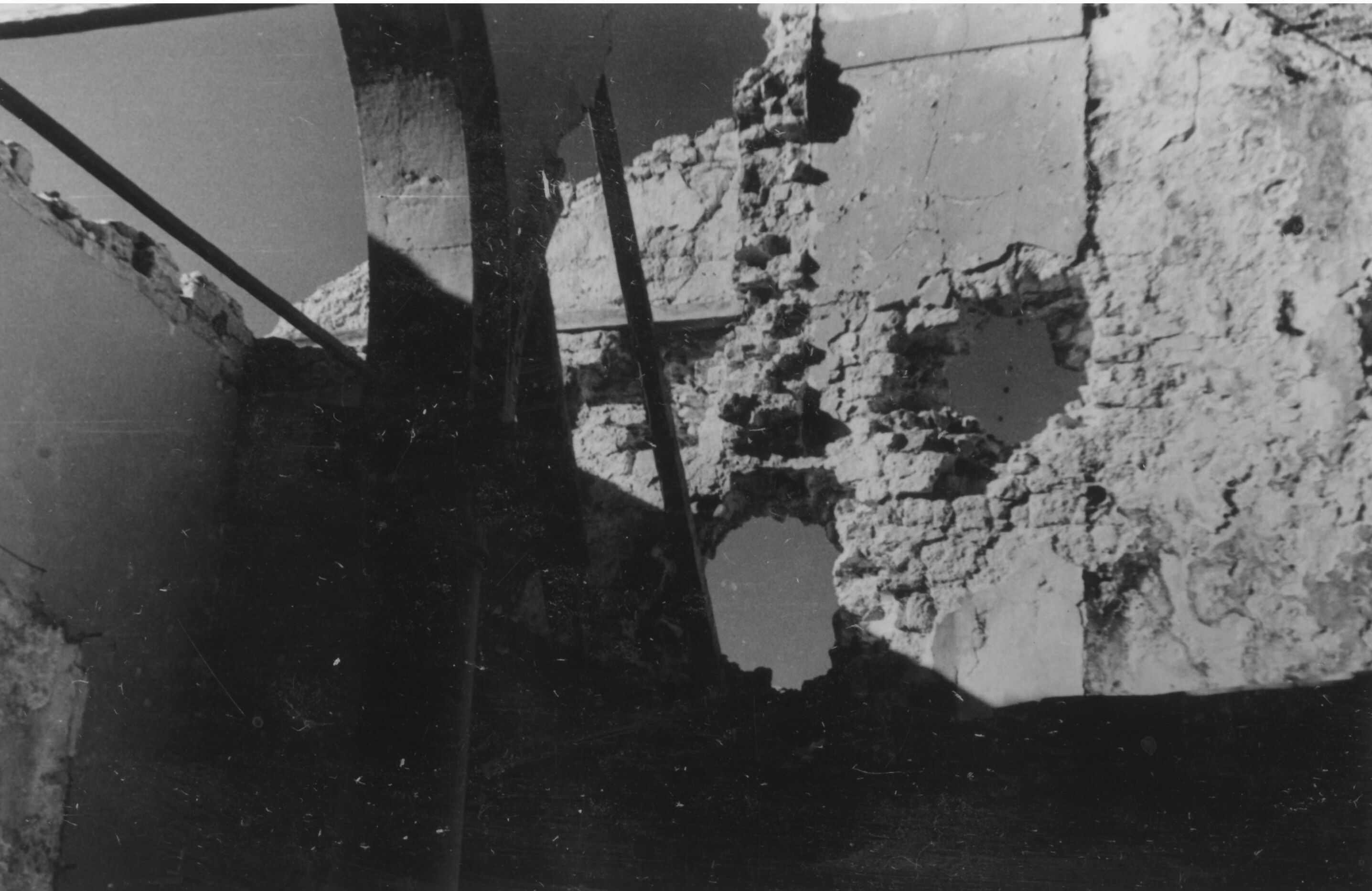 Branko Fučić, Osor, (otok Cres), crkva sv. Marije, katedrala, detalj unutrašnjosti: oštećenja od bombardiranja 1943. godine