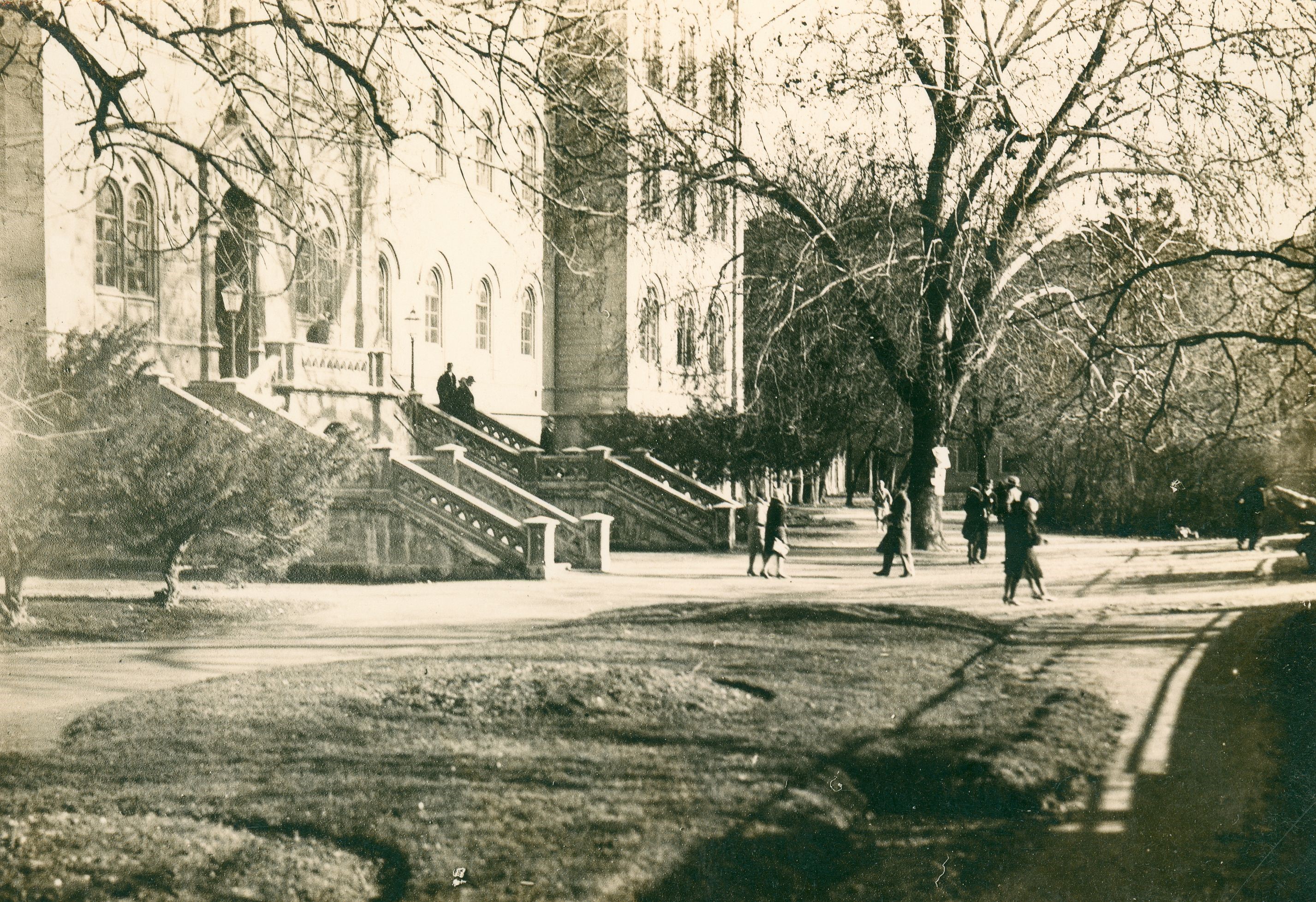 Vladimir Horvat, Zagreb (Trg Republike Hrvatske) - Sveučilište s dvorištem