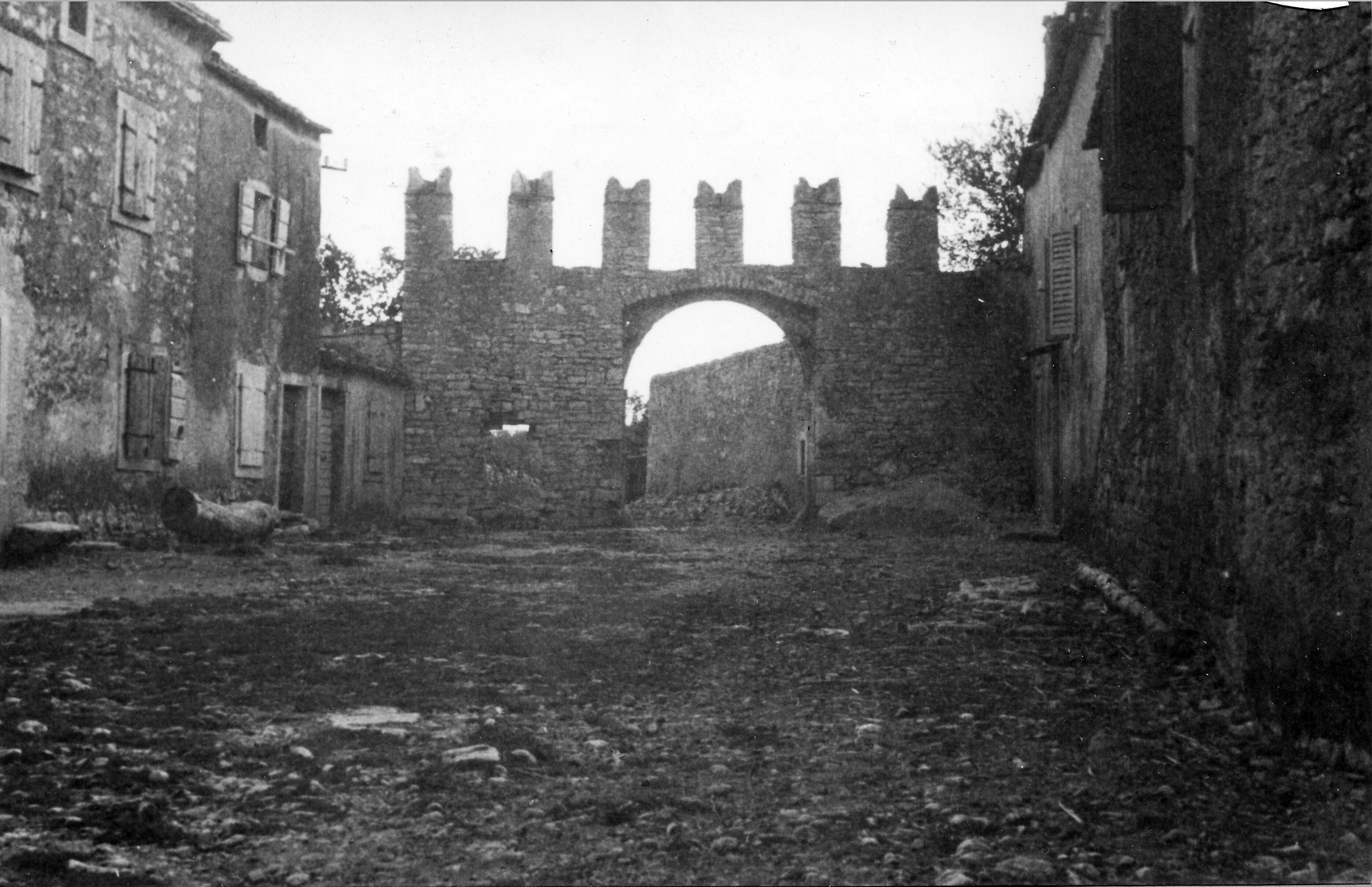 Branko Fučić, Barban, gradska vrata