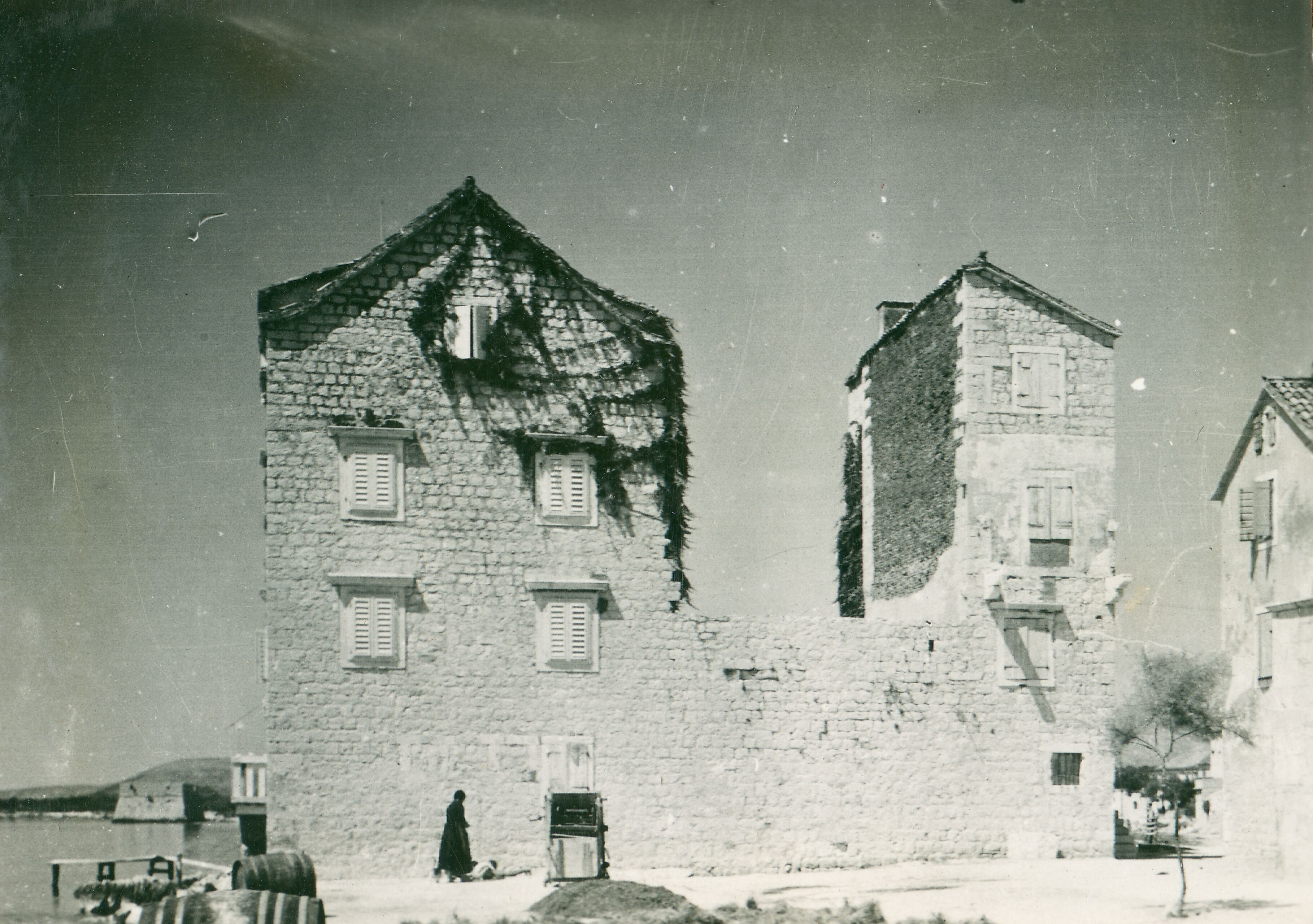 Većeslav Henneberg, Kaštel Štafilić - kuće uz obalu, u pozadini kaštel "Nehaj"