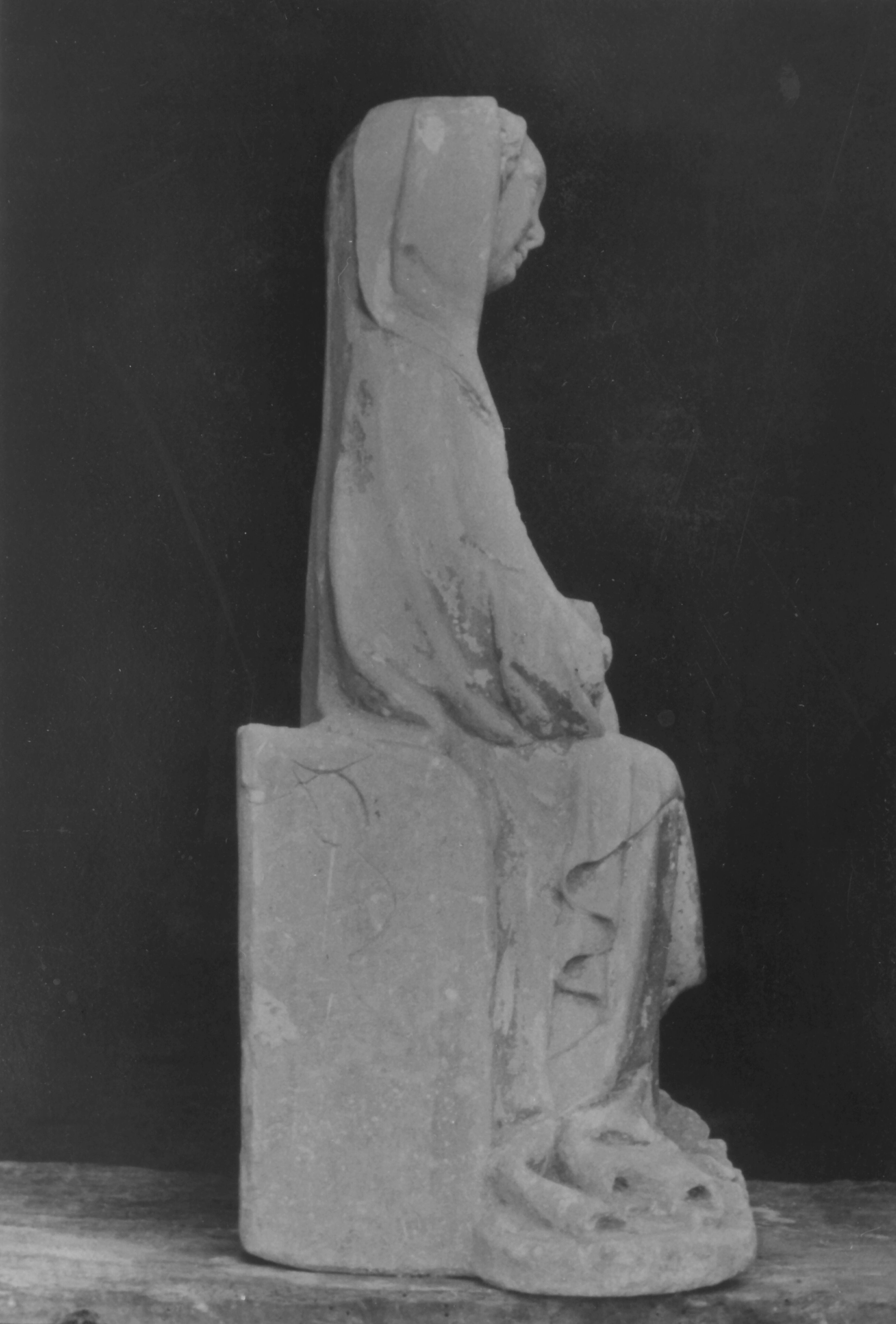 Branko Fučić, Završje (Grožnjan), crkva sv. Primusa i Felicijana, kamena gotička skulptura Madone iz oko 1460. godine, desna strana