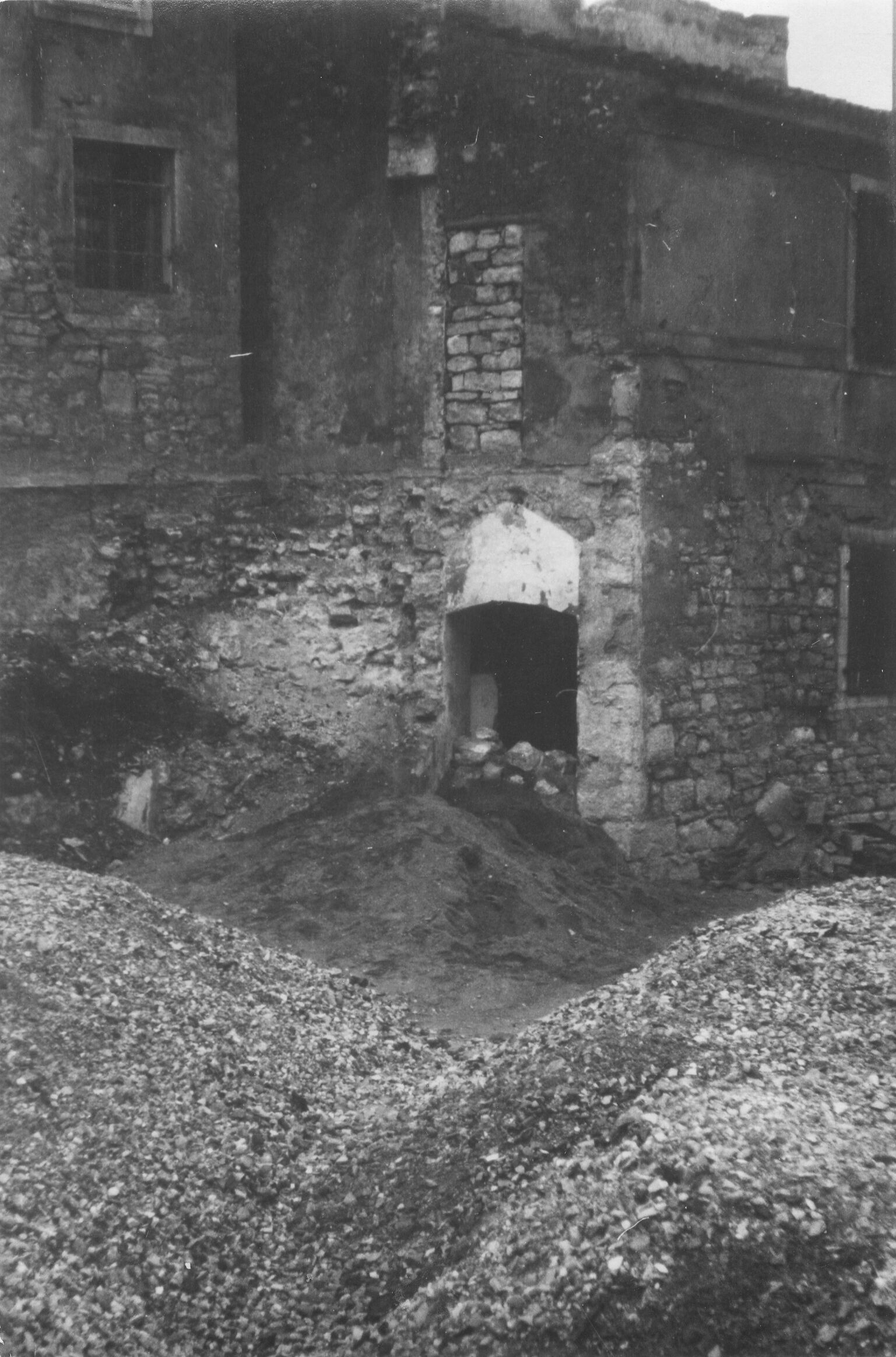 Branko Fučić, Poreč, detalj grada: obala, dio u bombardiranju srušenog gradskog zida (otkriven rušenjem kuće uz okruglu kulu na moru)