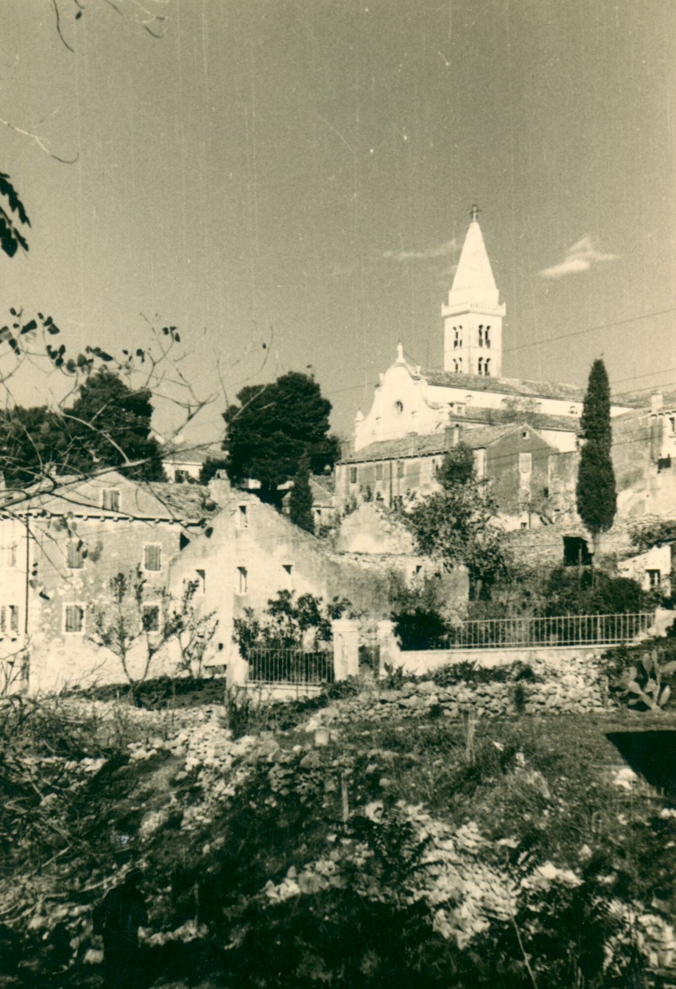 Branko Fučić, Mali Lošinj, pogled s jugozapada na Župnu crkvu sv. Bogorodice