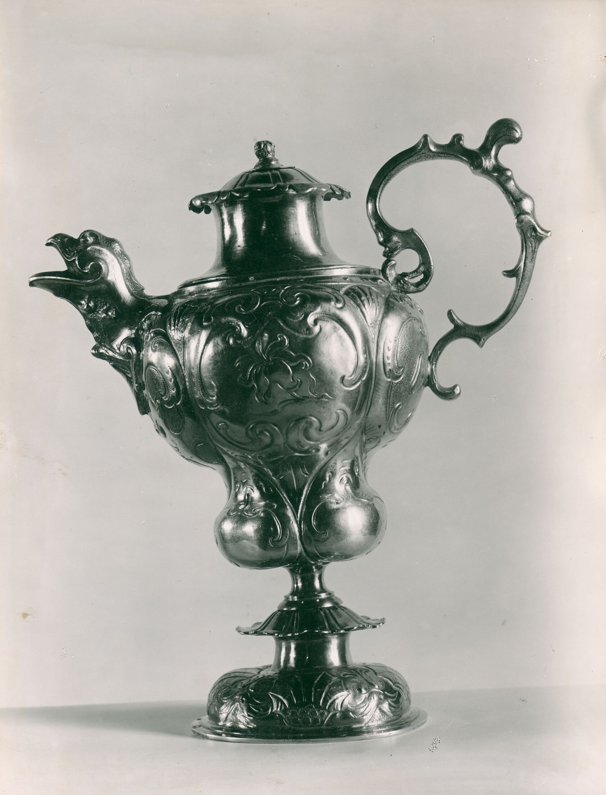 Vladimir Tkalčić, Zagreb - Zagrebačka katedrala - Vrč od srebra, urešen rokoko ornamentima