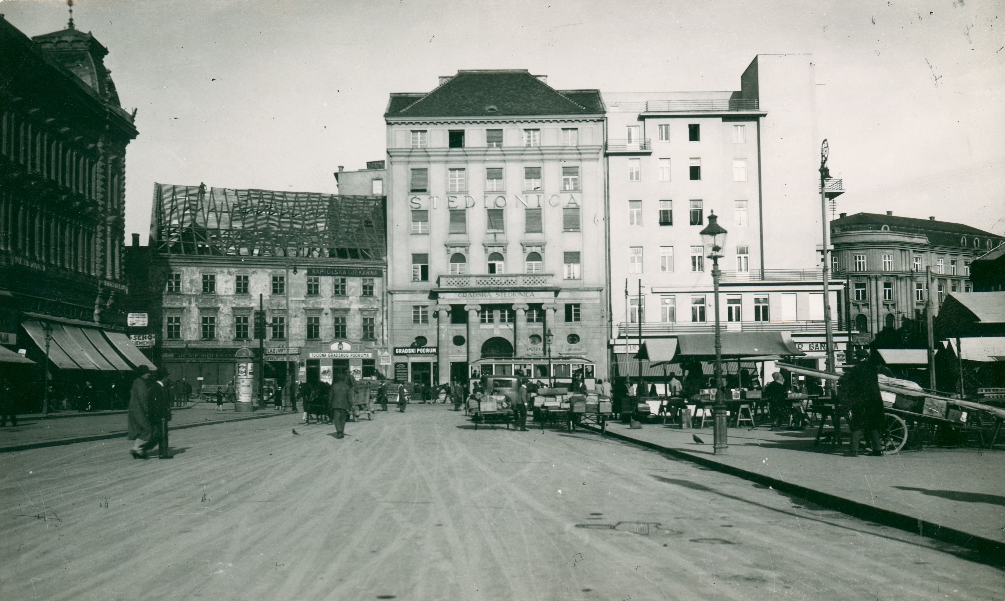 Vladimir Horvat, Zagreb - Trg bana Jelačića - Rušenje Kaptolske ljekarne kraj Gradske štedionice