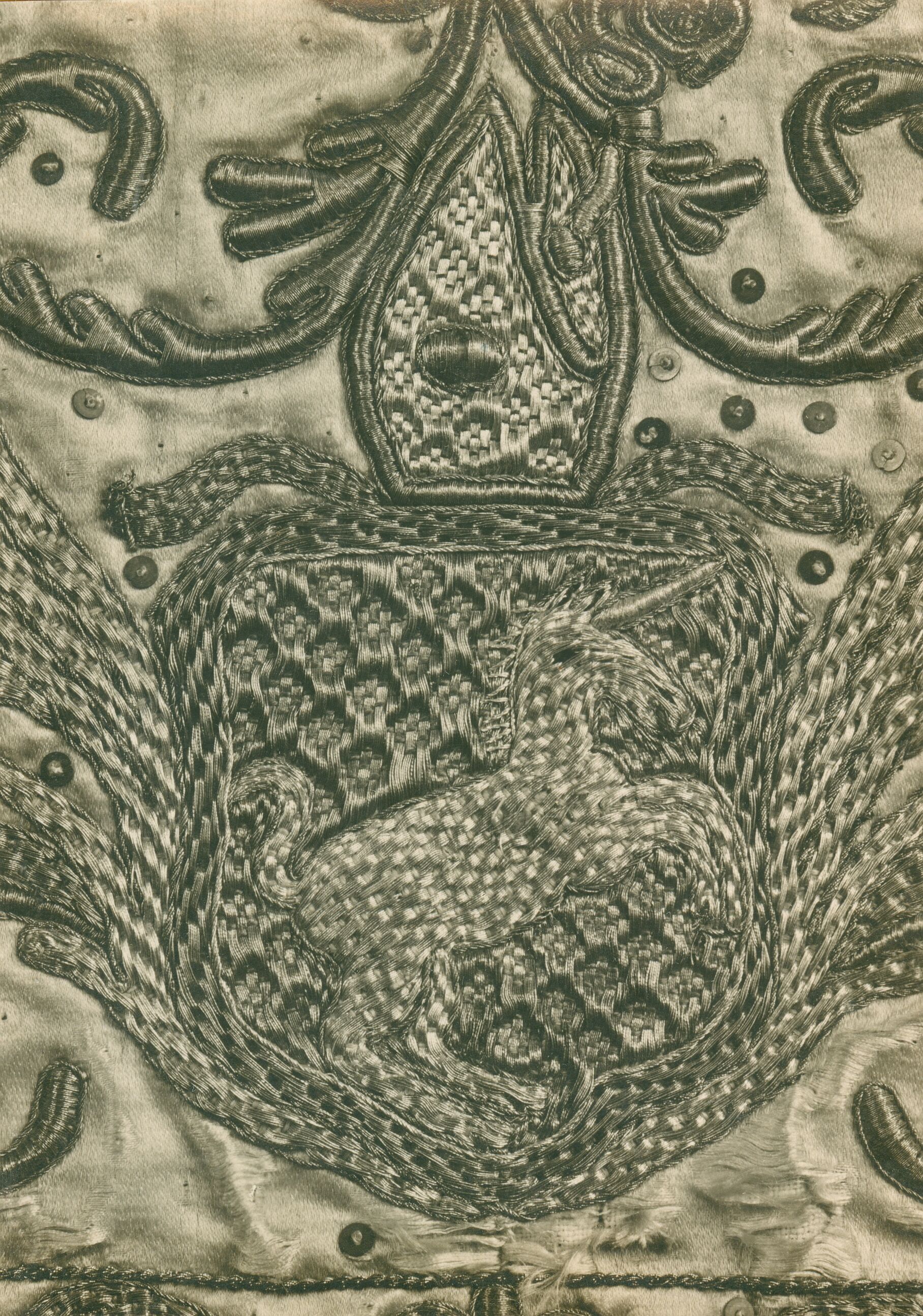 Vladimir Tkalčić, Zagreb - Zagrebačka katedrala - Grb biskupa Aleksandra I. D. Mikulića (1687.-1694.). Detalj s dalmatike iz konca 17. stoljeća