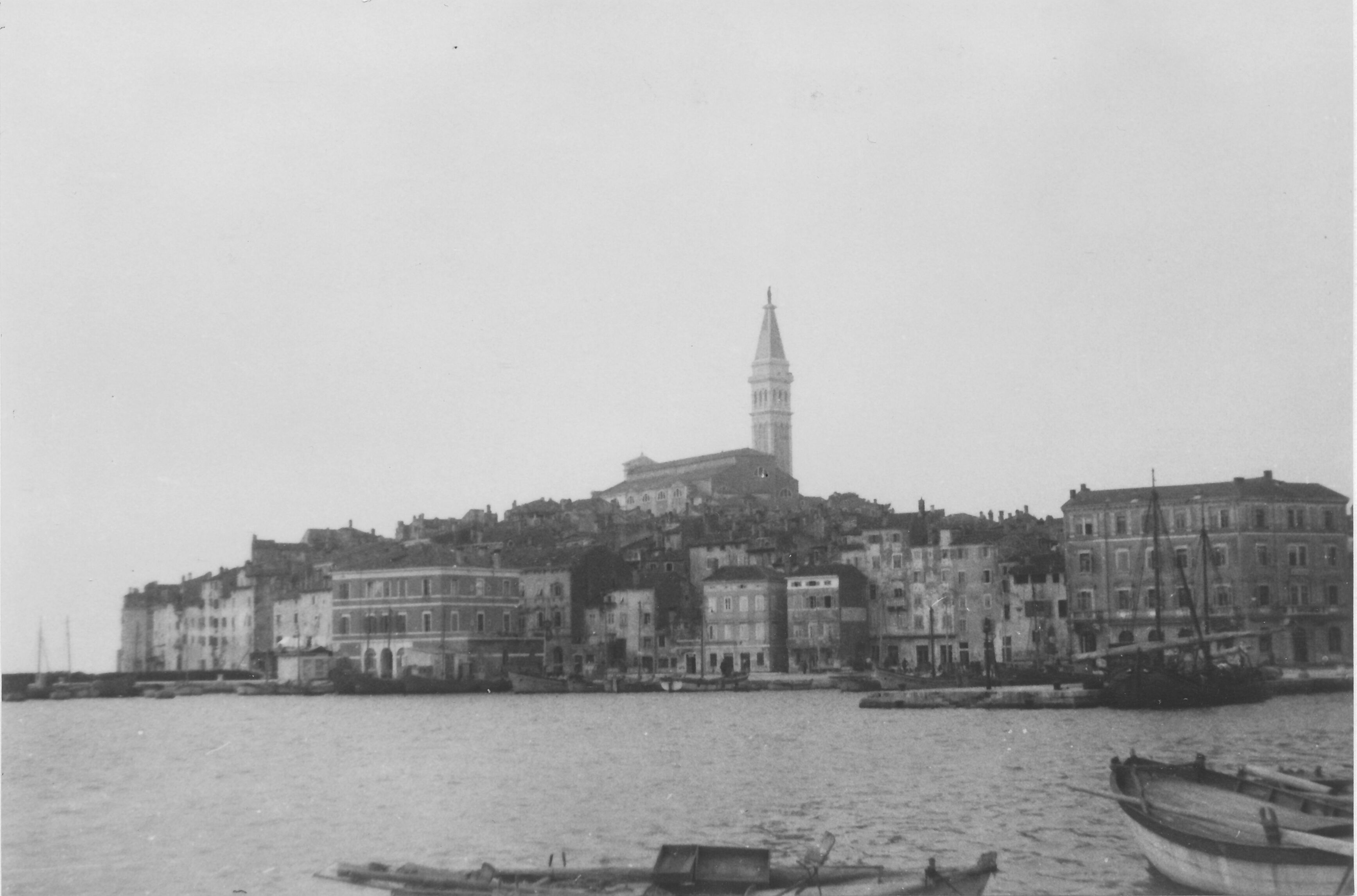 Branko Fučić, Rovinj, panorama grada s obale, u pozadini crkva sv. Eufemije