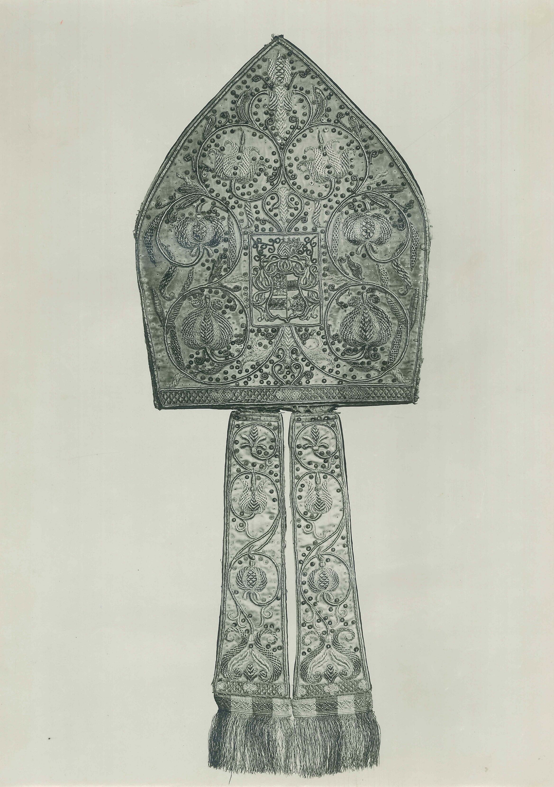 Vladimir Tkalčić, Zagreb - Zagrebačka katedrala - Mitra s grbom kanonika Znike (1669.-1706.)