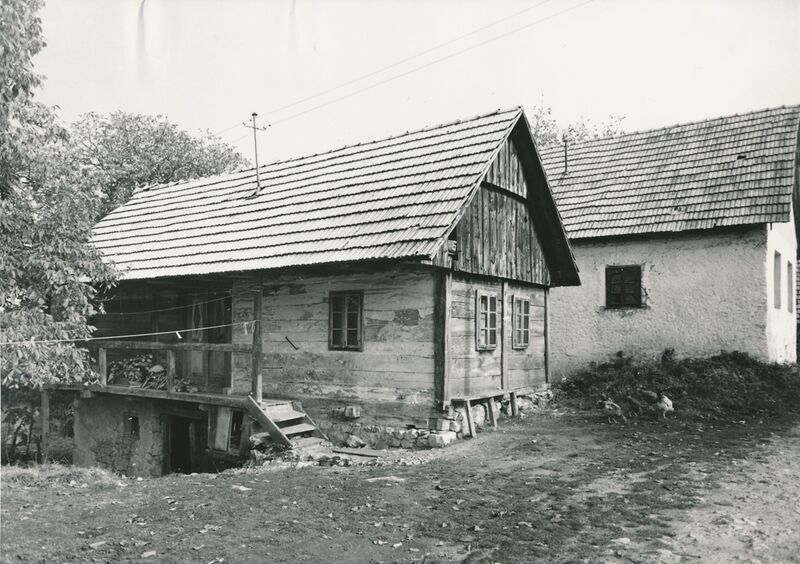 Brlog Ozaljski (Kamanje) - Tradicijska kuća, ulazno i zabatno pročelje