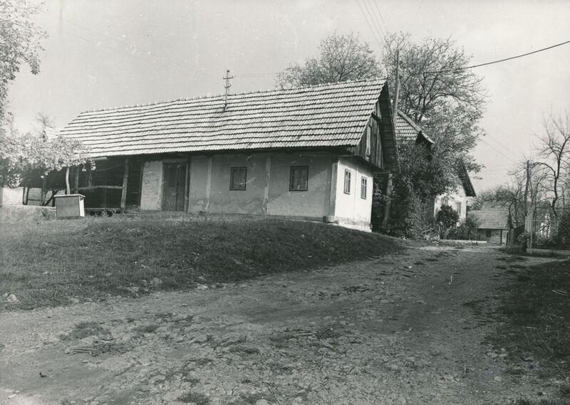 Brlog Ozaljski (Kamanje) - Tradicijska kuća, ulazno i zabatno pročelje