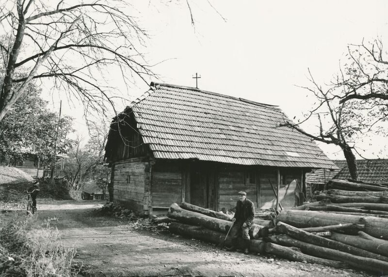 Brlog Ozaljski (Kamanje) - Tradicijska kuća, ulazno pročelje