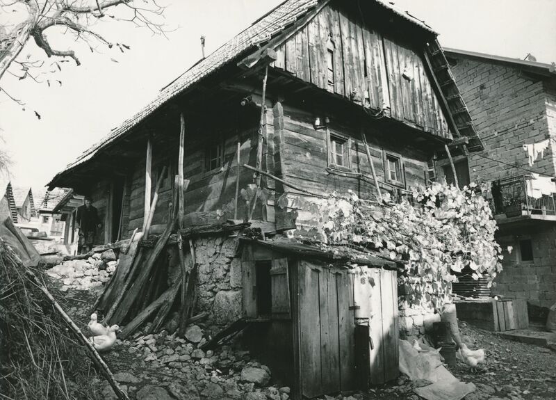 Brlog Ozaljski (Kamanje) - Tradicijska kuća, zabatno pročelje