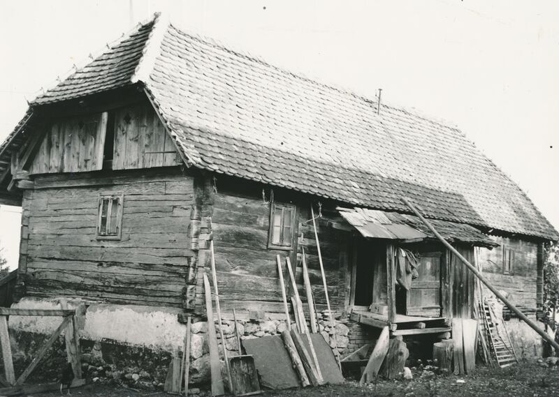 Mali Erjavec (Ozalj) - Tradicijska kuća, ulazno i zabatno pročelje