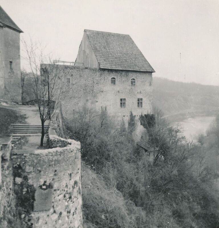 Ozalj - Stari grad, pogled na Kupu i žitnicu