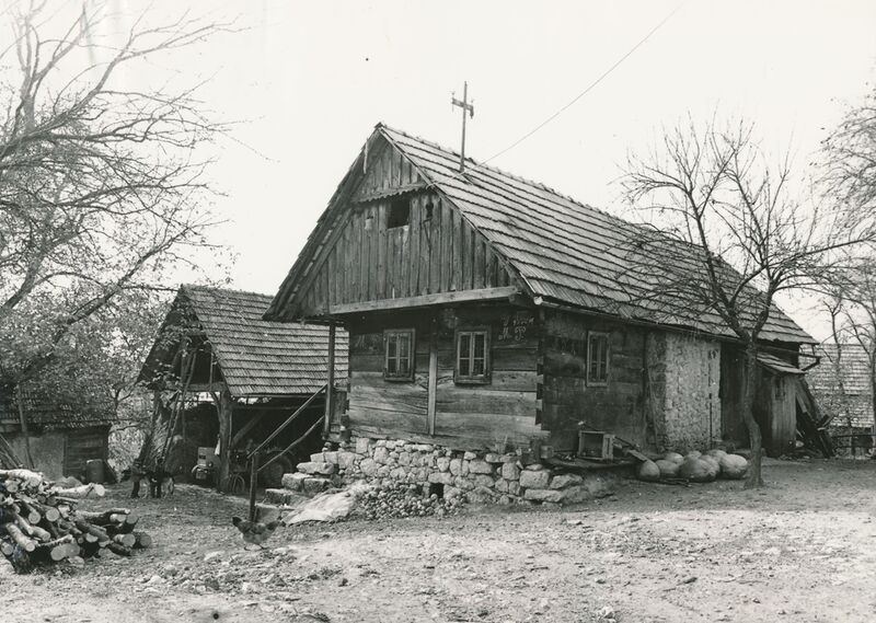 Brlog Ozaljski (Kamanje) - Tradicijska kuća, zabatno i bočno pročelje