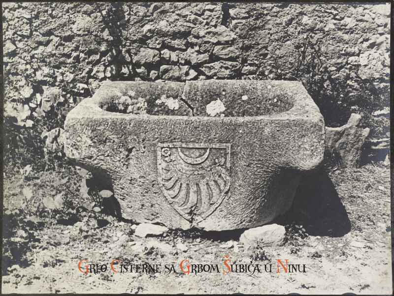 Grlo cisterne s grbom Šubića u Ninu