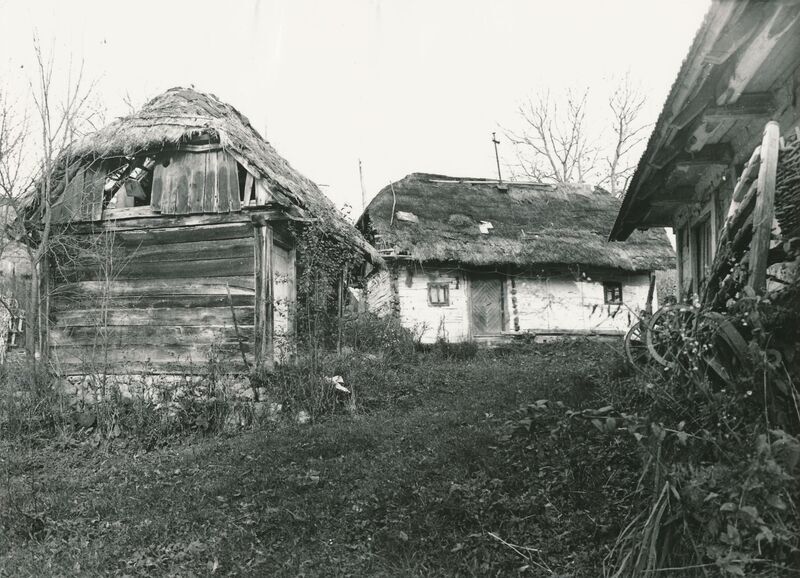 Žakanje - Podvorci, Tradicijska kuća s okućnicom