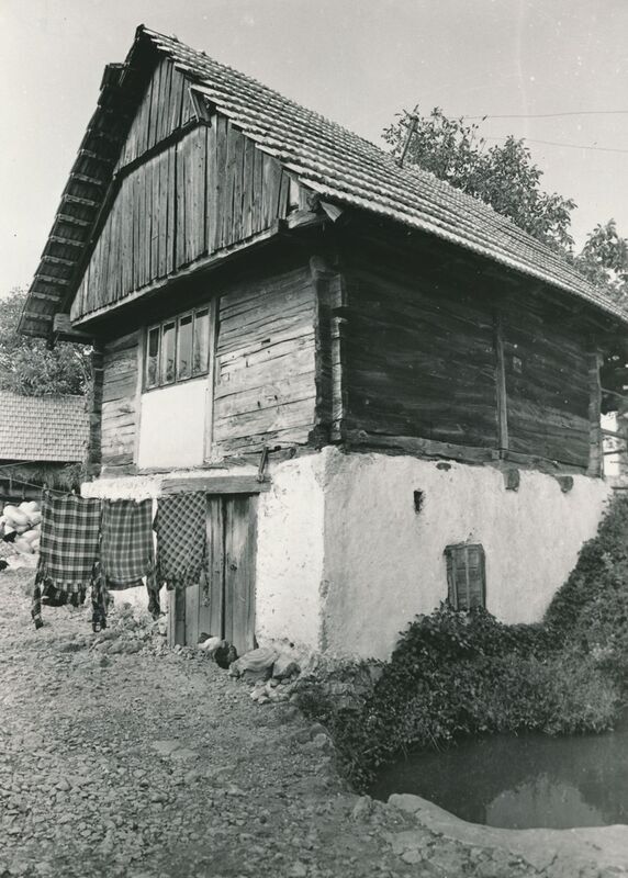 Brlog Ozaljski (Kamanje) - Tradicijska kuća, dulje i uže pročelje