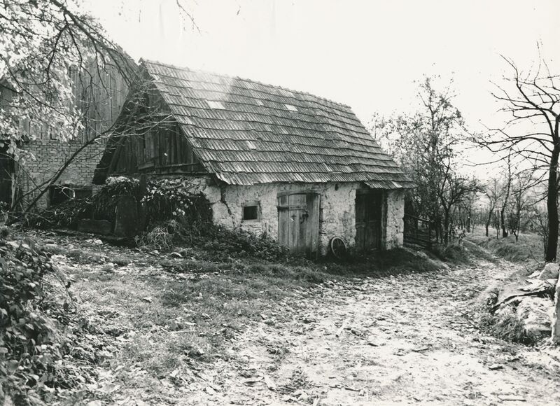 Brlog Ozaljski (Kamanje) - Gospodarska zgrada, ulazno pročelje