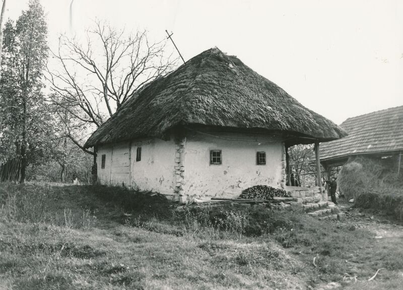 Jasenovica (Ribnik) - Tradicijska kuća, dulje i uže pročelje