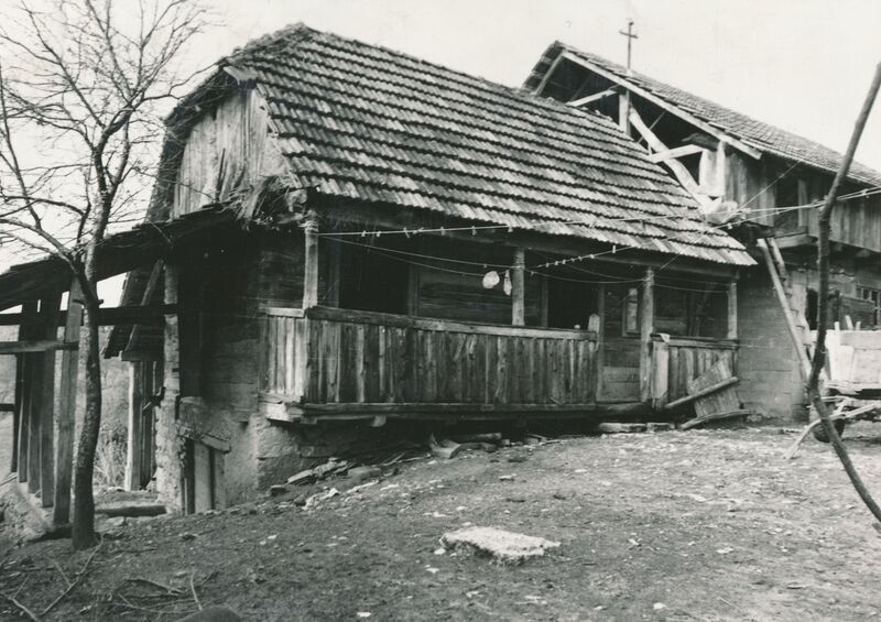 Vrhovac (Ozalj) - Tradicijska podzidana drvena prizemnica, ulazno pročelje