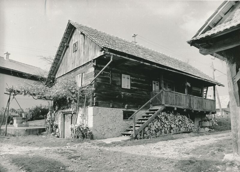 Brlog Ozaljski (Kamanje) - Tradicijska kuća, zabatno i ulazno pročelje