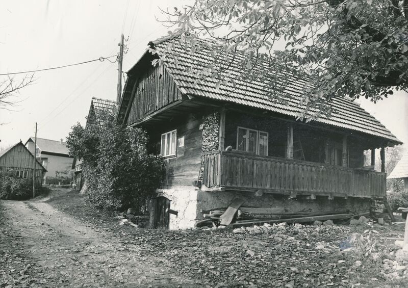 Brlog Ozaljski (Kamanje) - Tradicijska kuća, uže i dulje pročelje