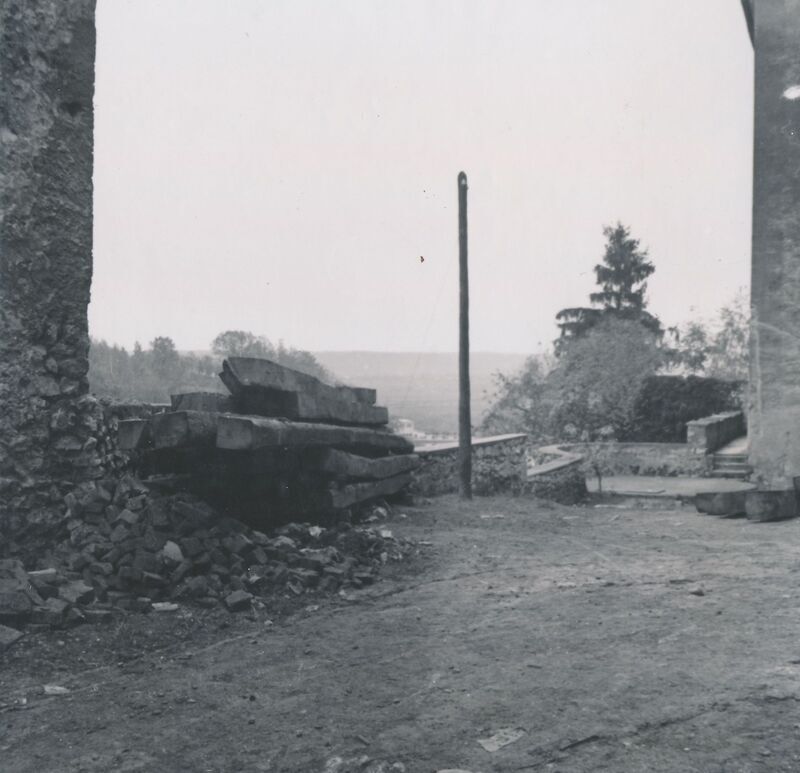 Ozalj - Stari grad, prostor ispred žitnice