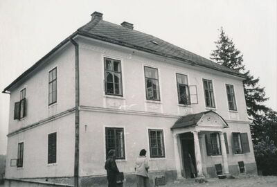 Vivodina (Ozalj) - Župna kurija u blizini crkve sv. Lovre