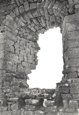 Modruš (Josipdol) - Srednjovjekovni grad, prozor s klesancima