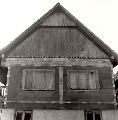 Lukinić Brdo - Tradicijska drvena prizemnica, zabatno pročelje