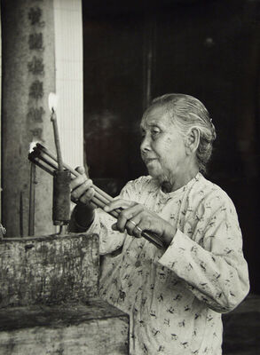 Žena u hramu, Penang, 1956.