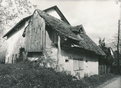 Vrhovac (Ozalj) - Gospodarski objekt, zabatno i ulazno pročelje