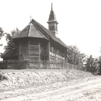 Gustelnica - Crkva sv. Antuna Padovanskog, svetište i bočno pročelje