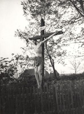 Lasinja - Raspelo na raskršću u blizini mjesta