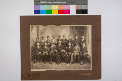 Razred gimnazijalaca s profesorom