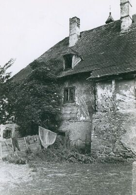 Vukovina - Kurija Alapić, detalj zapadnog pročelja