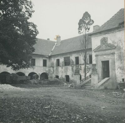 Velika Ves (Krapina) - Dvorac Popovec (Kulmer), dvorište