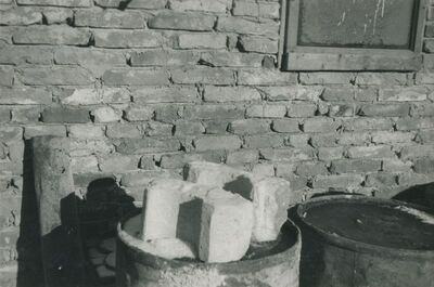 Lepoglava - Župna crkva, dijelovi profiliranog kamenog vijenca svetišta