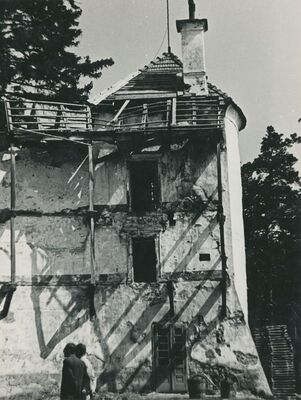 Ivanec - Stari grad, okrugla kula, oštećen krov