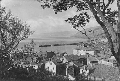 Senj - Pogled s kopna prema luci