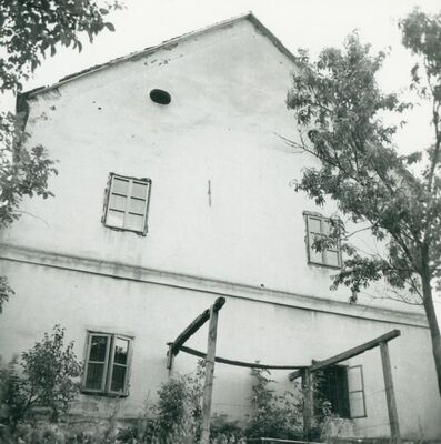 Donja Drenova - Kurija Omilje, zabatno pročelje