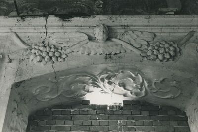 Lepoglava - Bivša pavlinska crkva sv. Marije, stucco dekoracija na zapadnom zidu i u prozorskoj niši