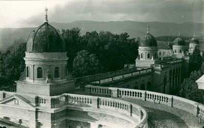 Zagreb (Mirogoj)- Pogled na kupole sjevernih arkada