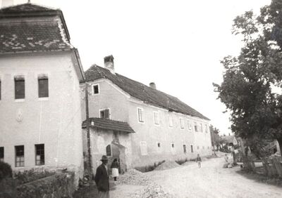 Strmac Pribićki - Kompleks dvora, pobočne zgrade