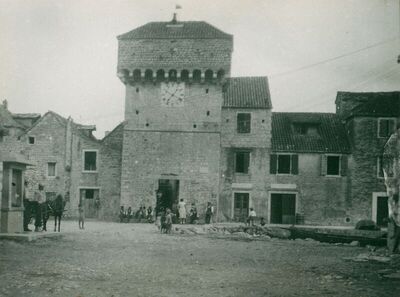 Kaštel Gomilica - Kaštel s urom