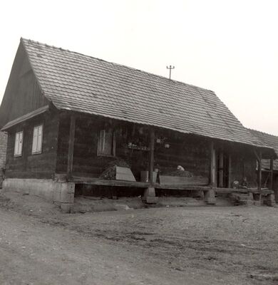 Lukinić Brdo - Tradicijska drvena prizemnica, ulazno pročelje